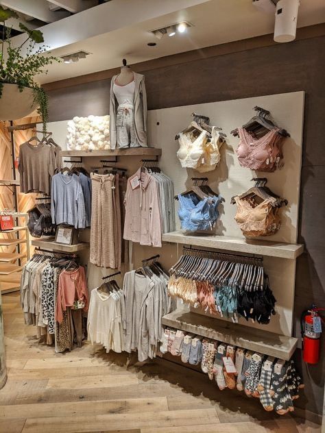 Home Décor, Design, Retail Wall Displays, Small Store Display Ideas, Retail Clothing Display, Clothing Booth Display, Boutique Decor Ideas Retail Store Design, Clothing Store Displays, Boutique Store Displays