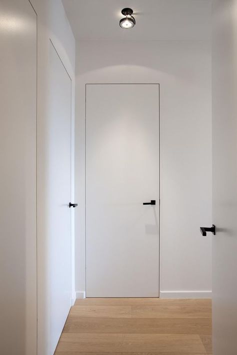 Simple apartment decor: How to decorate your rental Interior, Wood Doors, Black Door Handles, Wooden Doors, Interior Door Knobs, Interior Door Trim, Internal Doors, Doors Interior Modern, Modern Door