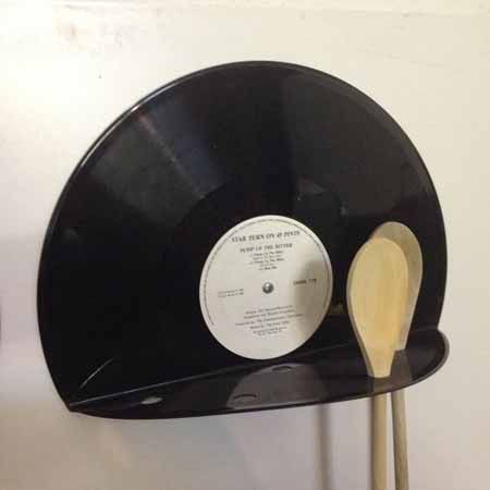 How to Upcycle Vinyl Records: 30 Ideas to Get Started - Local Thrift Stores Art Deco, Diy, Upcycling, Deko, Utensil Holder, Basteln, Home Diy, Inredning, Room