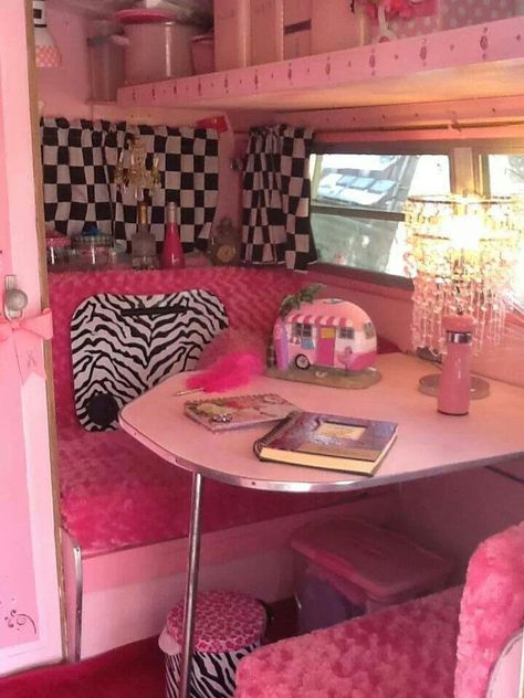 Love all that pink! Camper, Vintage Caravans, Airstream, Home Décor, Glamping, Retro, Interior, Caravan, Pink Trailer