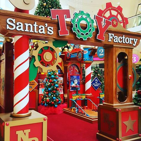 Natal, Santa Toys, Santas Workshop Theme Decorations, Santas Workshop, Christmas Store, Christmas Cubicle Decorations, Christmas Parade, Christmas Float Ideas, Christmas Parade Floats