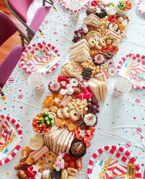 Party Food Finger Foods, Kids Party Platters Ideas, 2 Year Birthday Food Ideas, Birthday Party Platters Finger Foods, First Birthday Platter, Lots Of Food On Table, 4 Year Birthday Party Food, Birthday Party Food Set Up, 3 Year Birthday Party Food