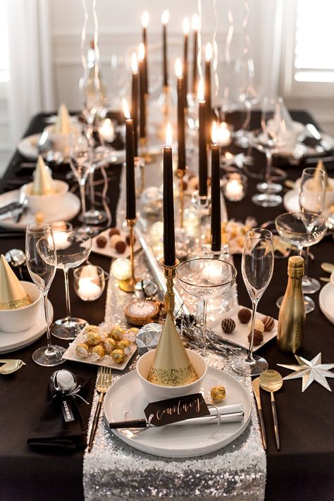 Ring in the New Year with style by hosting your own glitz and glam New Year's Eve Dinner Party. Tips and tricks to set the table for the new year! New Years Dinner Party, New Years Eve Dinner, New Years Eve Party, New Years Dinner, Dinner Party Decorations, New Years Eve Decorations, Party Table Decorations, Dinner Party Table, Party