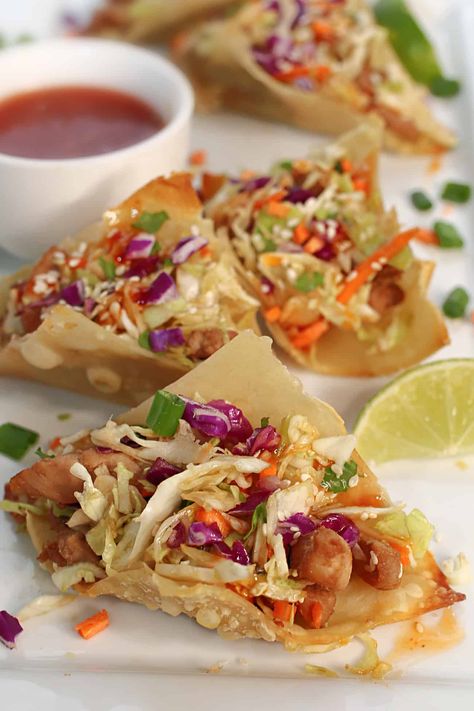 This copycat APPLEBEES CHICKEN WONTON TACOS recipe consists of a crispy wonton shell filled with honey-garlic chicken, an Asian slaw. Topped with sweet chili sauce, sesame seeds and cilantro - it's the perfect appetizer recipe. Snacks, Wonton Tacos, Chicken Wonton Tacos, Sweet Chili Sauce, Crispy Chicken, Crispy Wonton, Best Appetizer Recipes, Chicken Wontons, Wonton Recipes