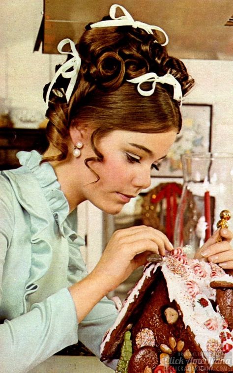Christmas hairstyles - Fashion from Seventeen December 1968 - Susan Dey #hair #hairstyles #60s #vintagefashion #vintagebeauty #clickamericana #susandey 1970s, Vogue Paris, Vintage Fashion, Vintage, Retro, 1960s Fashion, 1960s Hair, Vintage Outfits, Retro Clothing