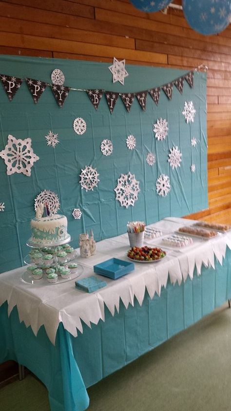 Frozen dessert table and display. I spent a few evenings making 6-point snowflakes which I spray painted in silver and while they were drying, threw a load of glitter on them. I'd have used a glitter spray but it's the wrong season. Easy and cheap decoration idea. White tablecloth from the 99p shop, snipped to look like icicles Tema, Kerst, Fiesta Frozen, Olaf, Kids Birthday, Dekoration, Kids Birthday Party, Party, Elsa Birthday Party