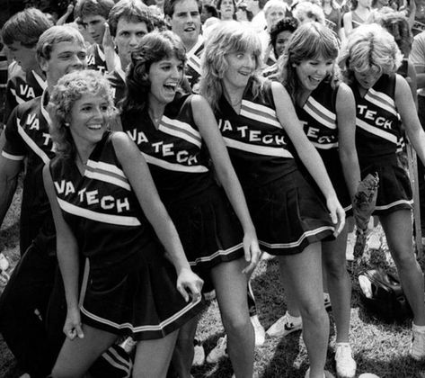 Gimme an "R" for Retro! 35 Vintage Photos of High School Cheerleaders (1970s-1980s) - Flashbak High School, Retro Vintage, Vintage, Prom, Cheerleading, Retro, Vintage Photos, Olds, American High School