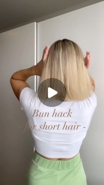 Daily Hair Tutorials 💇‍♀️ on Instagram: "Bun hack for short hair 😍💕 (By @everydayscrunchie )💝 Here you get amazing hair style ideas and learn simple beautiful hair styles 💓 . . #hairstyleideas #videohair #braidtutorial #hairtutorialvideo #hairvideotutorial #hairstyletutorial #braidoftheday #braidsofinstagram #hairglamvideos #tutorialhairdo #hairvideoshow #naturalhairtutorial #tutorialhair #cutehairstyles #marcbeauty #tutorialvideo #braidinglife #hairofinstgram #braidinspo #hairdecoration #hairstylevideo #longhairstyles #hairspo" Hair Tutorials, How To Curl Short Hair, Messy Bun For Short Hair, Buns For Short Hair, Bun Short Hair, Easy Hair Updos, Hair Videos Tutorials, Short Hair Messy Bun, Short Hair Updo Tutorial