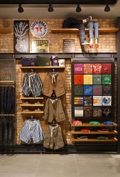 The retailer used a combination of merchandise and graphics and maniquens for this wall. Retail Store Interior Design, Showroom Interior Design, Retail Store Design, Retail Interior Design, Showroom Design, Retail Design, Store Design Boutique, Store Design Interior, Shop Interior Design