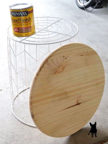 Create this easy DIY Side Table using a wire bin and a wooden round from Home Depot. #seelindsay #diy #siytable #diyendtable #diysidetable Diy, Diy Furniture, Furniture Makeover, Repurposed Furniture, Wood Diy, Wire Bins, Diy End Tables, Diy Side Table, Furniture Diy