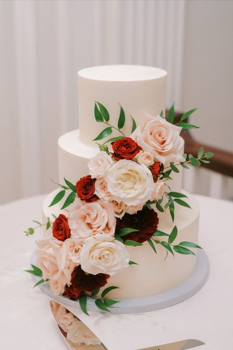 A three tier cake accented by a cascading design of blush, white, and red blooms Photo: Ideas, Wedding Flowers, Floral, Wedding Cakes, Design, Cake, Diy, Wedding Cake Roses, One Tier Cake