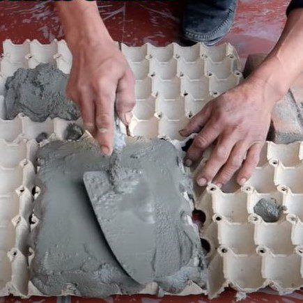 Man uses wet cement and egg cartons to make the most unique flowerpots Concrete Molds Diy, Cement Diy, Cement Molds, Cement Pots Diy, Concrete Diy, Concrete Diy Projects, Diy Concrete Planters, Cement Pots, Diy Concrete