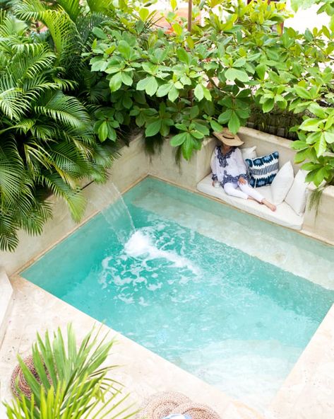 Rayong, Backyard Pool Design, Mini Piscina, Kleiner Pool Design, Eksterior Modern, Small Swimming Pools, Small Pool Design, Mini Pool, Small Outdoor Spaces