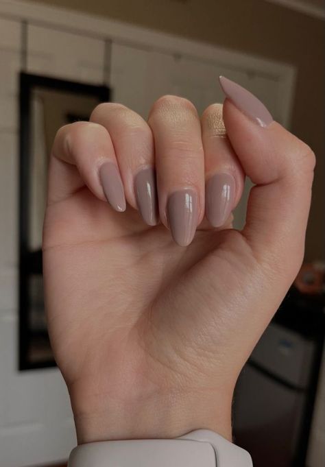 Winter Nails Solid Color 2023-2024 24 Ideas: Embrace the Season with Style - Women-Lifestyle.com Solid Color Nails, Solid Color Acrylic Nails, Plain Nails, Dipped Nails, Neutral Nails, Subtle Nails, Taupe Nails, Nail Inspo, Basic Nails