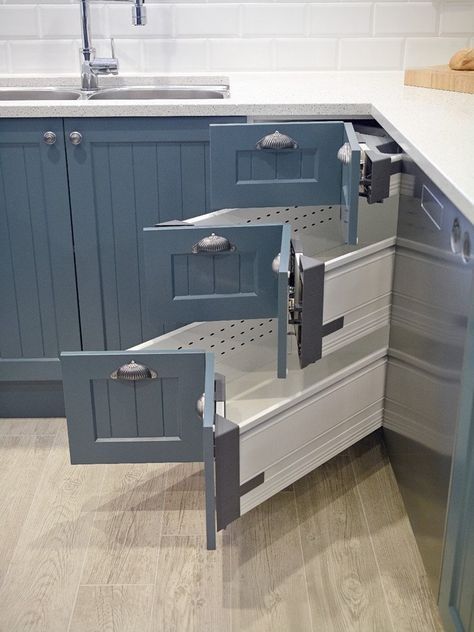 8 Ingenious Organizing Ideas for Corner Cabinets Ikea, Cabinet Storage, Diy Kitchen Cabinets, Kitchen Cabinet Design, Kitchen Corner, Kitchen Drawers, Corner Cupboard, Corner Cabinet, Kitchen Remodel