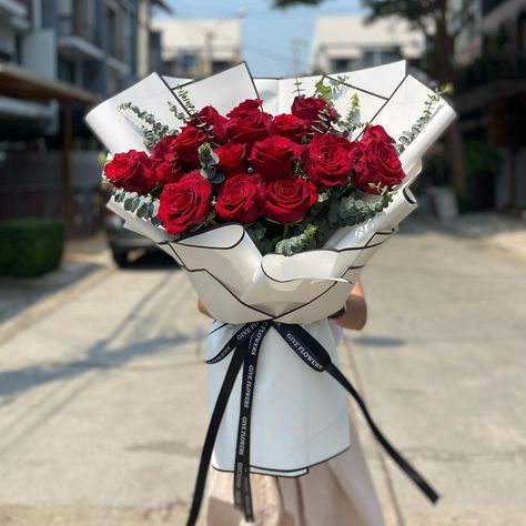 Top 10 Decofresh Roses for a Romantic Valentine's - Article on Thursd Decoration, Nice, Valentine's Day, Ideas, Floral, Roses Bouquet Gift, Flowers Bouquet Gift, Rose Bouquet Valentines, Valentine Bouquet