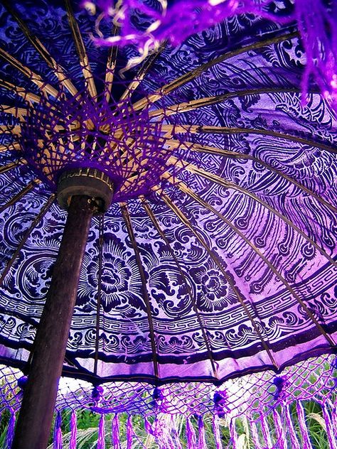 Balinese parasol. These are so beautiful, but I didn't see any of the large parasols for sale, only the small ones.  These would look gorgeous out on the back patio, bringing a little Balinese feeling home. Boho, Inspiration, Parasol, Deep Purple, Umbrella, Beautiful, Mor, Fotografia, Purple Rain