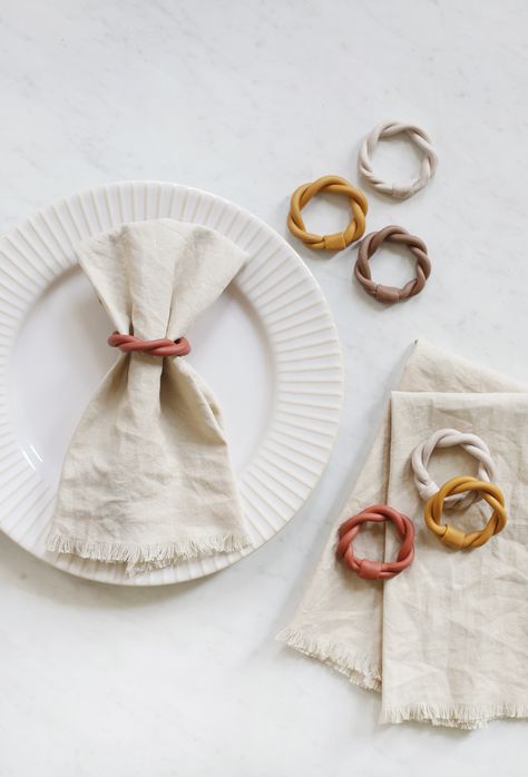 Simple clay napkin rings to add a handmade touch to Thanksgiving dinner! #diy #diynapkinrings #thanksgivingplacesetting Fimo, Pottery, Diy, Napkin Rings Diy, Diy Napkin Rings Christmas, Diy Napkin Holder, Diy Napkins, Thanksgiving Napkin Rings, Christmas Napkin Rings