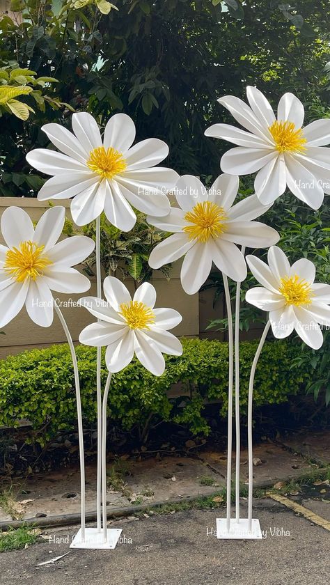 Hand Crafted By Vibha on Instagram: “Pretty flowers, our love is like pretty flowers, we were made to last …..🌼🌼 Pretty daisies bloomed in my garden Giant daisies for event…” Decoration, Paper Flower Wall Wedding, Giant Flowers Wedding, Giant Flower Backdrop, Flower Props, Flower Backdrop, Paper Flower Backdrop, Large Paper Flowers Diy, Large Paper Flowers