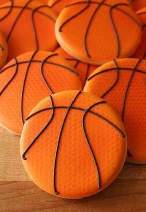 Basketball cookies capture the texture of the orange part of the ball by using orange netting. Brilliant dea and something I have been trying to trouble shoot myself. Now I won't have to! Cake Tutorial, Basketball, Basketball Cake, Dekorasyon, Ball, Basketball Cookies, Ball Birthday, Basketball Party, Basket