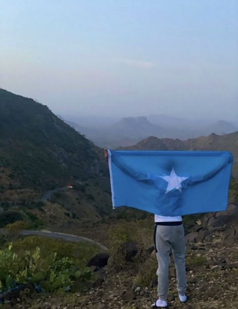 A man waving the somali flag at Sheikh Mountains in Somalia 🇸🇴 #somali #somalia Places, Travel, Culture Day, Somali Flag, Somalia Flag, Somali, Homeland, Board