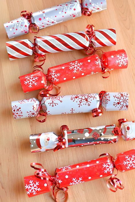 Christmas Crafts, Diy, Diy Christmas Crackers, Christmas Cracker Fillers Ideas For Adults, Christmas Candy Gifts, Christmas Crafts For Adults, Christmas Crackers, Christmas Candy, Christmas Toilet Paper