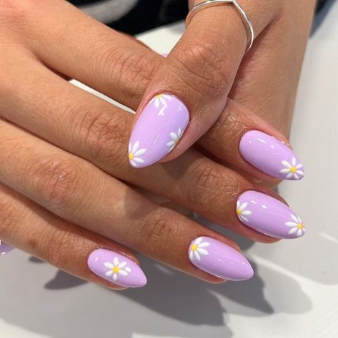31 Stunning Daisy Nails Designs you will love for Spring. - withharmonyco.com Nail Designs, Pink, Flower Nails, Daisy Nails, Daisy Nail Art, Easter Nails Design Spring, Lavender Nails, Purple Nail Designs, Purple Nail Art