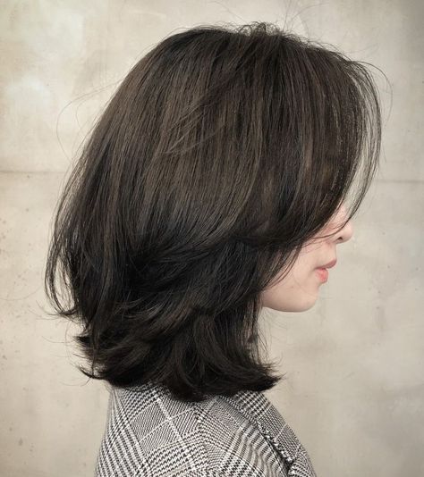 Layered Thick Hair, Layered Bob Thick Hair, Layered Bob Short, Medium Length With Layers, Thick Hair Bob Haircut, Shorter Layered Haircuts, Shoulder Length Hair Cuts With Layers, Layers On Short Hair, Haircut For Thick Hair