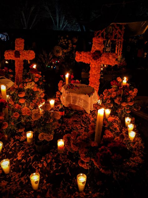 Celebración del Día de los Muertos en Michoacán: cementerio donde se inspiró la película de "Coco" Mexico, Halloween, Dia De Muertos, Dia De Los Muertos, Dia Los Muertos, Mexico Day Of The Dead, El Día De Los Muertos, Muertos, Cemeteries
