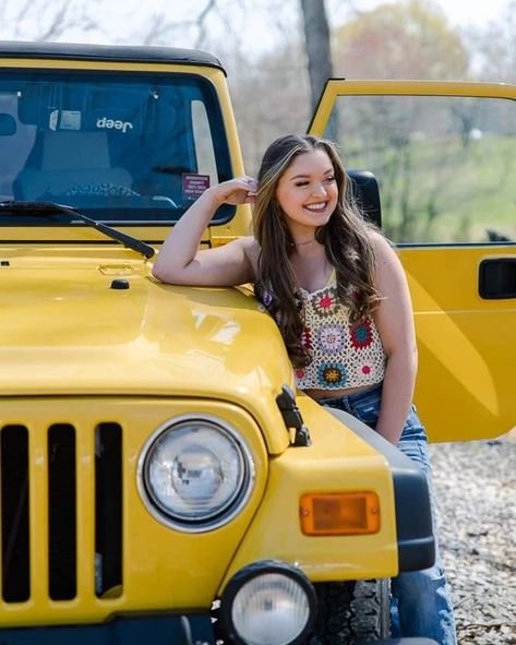 Senior girl standing by her jeep with the door open behind her during her senior photo session by Klem Photography Indiana Senior Photographer Senior Photos, Senior Pictures, Girl Pictures, Fotos, Photo Poses, Picture Poses, Cute Birthday Pictures, Birthday Photoshoot, Pose For The Camera