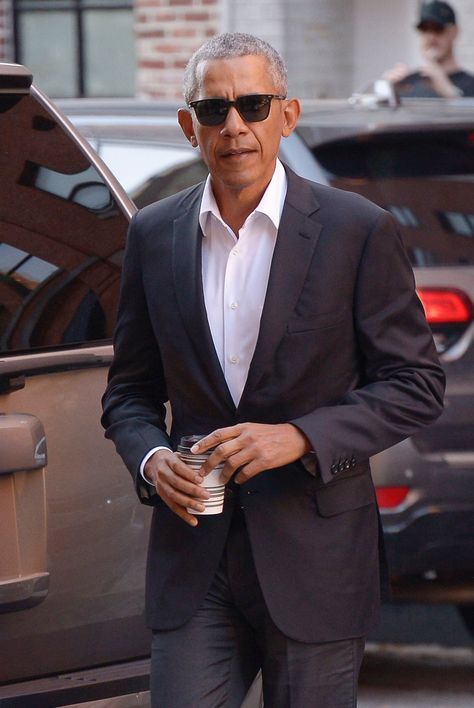 Chicago, Portrait, Royals, Dressing, Barack Obama Family, Barack Obama Quotes, Barack Obama, Michelle And Barack Obama, President Obama
