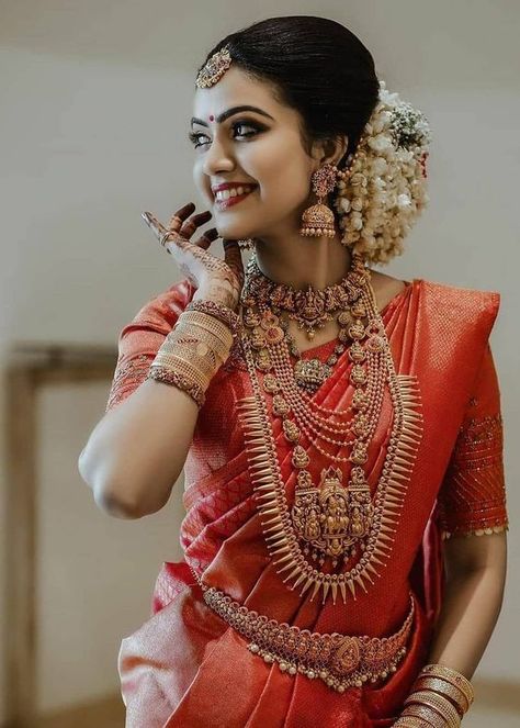 South Indian Bridal Photoshoot Ideas Design, Engagements, Hindu Bridal Hairstyles Kerala, South Indian Bride Saree, Best Indian Wedding Dresses, South Indian Wedding Saree, Indian Bride Poses, Bride Photos Poses, Indian Bride Photography Poses