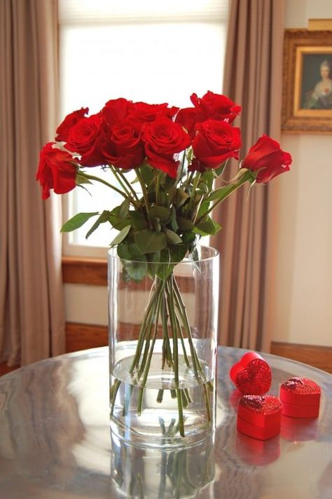 I wish men knew that a dozen roses are almost impossible to arrange nicely. But they don't. So here are a few ideas to help make arranging easier. Bonito, Home Décor, Decoration, Inspiration, Dozen Red Roses, Dozen Roses, Best Flower Delivery, Flower Arrangements, Beautiful Bouquet Of Flowers