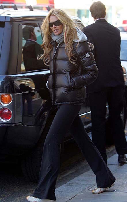 Elle Macpherson staying warm and looking gorg in a Moncler Puffer Jacket. Visit the Bal Harbour location for more! www.balharbourshops.com Outfits, Haute Couture, Winter Outfits, Jeans, Leggings, Models, Street Style Winter, Moda, Moncler Jacket Women