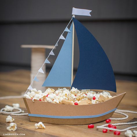 Need a nautical centerpiece for your kid's party? We've come up with an amazing, easy-breezy paper sailboat snack holder project. Centrepieces, Diy, Fiesta Marinera, Pesta Ulang Tahun, Blog, Party, Amazing, Outdoor Birthday, Dekoration