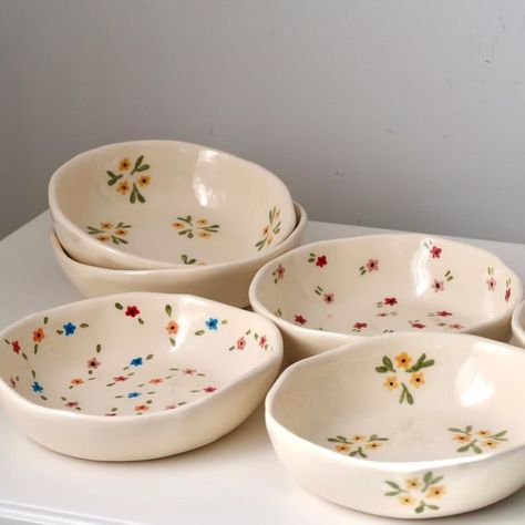 Decoration, Diy, Mugs, Ceramic Dishes, Ceramic Plates Designs, Ceramic Plates, Ceramic Bowls, Ceramics Bowls Designs, Ceramic Cafe