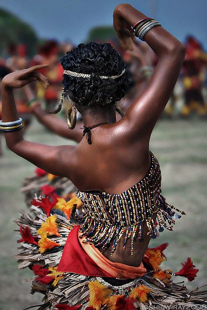 a still photo but you can feel the movement. and almost hear the music. Manila, Portrait, Poses, Women, Fotos, Fotografie, Afro, African, Human