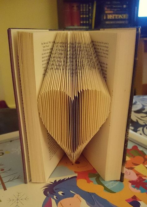 folded page book art tutorial! FINALLY. I feel bad knowing I'm gonna do this to a book. Altered Books, Diy, Upcycled Crafts, Old Books, Old Book Crafts, Book Sculpture, Book Worms, Book Art, Book Pages