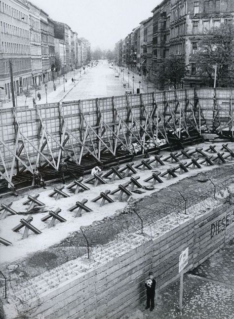 furtho: “ Günter Zint’s photograph of the Berlin Wall at Bernauer Straße, West Berlin, 1967 (via oldpicsarchive) ” Berlin, Southampton, Brandenburg, Leipzig, Berlin Germany, West Berlin, Berlin Wall, East Berlin, City