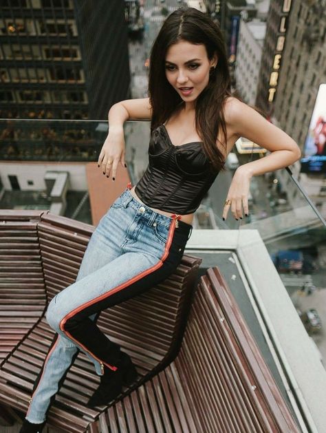 Victoria Justice is the hottest woman on earth as of right now! 25 years old perfect! 2018 Outfits, Celebrities, Celebrity Style, Elizabeth Gillies, Victoria, Victoria Justice Outfits, Celebrities Female, Hollywood, Celebs