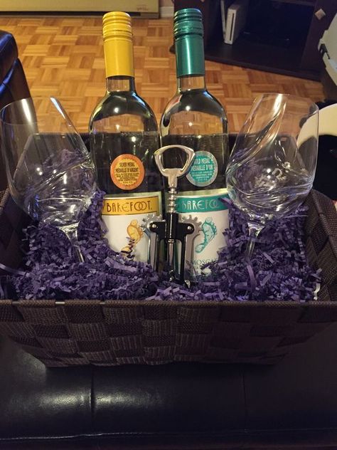 Creative DIY wine gift ideas Wine Gift Baskets, Gifts For Wine Lovers, Liquor Gift Baskets, Wine Gifts Diy, Diy Wine Gift Baskets, Wine Gifts, Liquor Gifts, Alcohol Gifts, Auction Gift Basket Ideas