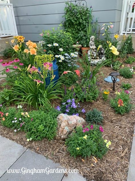 Do you have a small yard, but would still like to have a flower garden? Or, maybe you have a large yard, but only have time for a small flower garden. Perhaps you love to garden, so you have lots of different flower gardens both large and small. Whatever the case may be, here are some fun Flower Garden Ideas for Small Spaces. #gardenideasforasmallyard #flowergardenideas Shaded Garden, Outdoor, Backyard Garden, Garden Shed, Garden Layout, Garden Beds, Small Garden Design, Backyard Flowers, Garden Projects