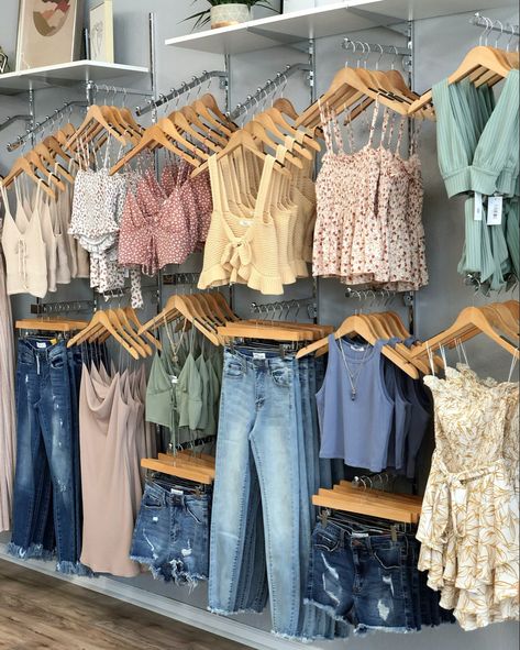 Boutique display Boutique Clothing Displays, Clothing Display Ideas Boutiques, Clothing Rack Display, Boutique Displays, Clothing Store Displays, Boutique Clothing Store, Boutique Store Displays, Retail Clothing Display, Clothing Boutique Decor