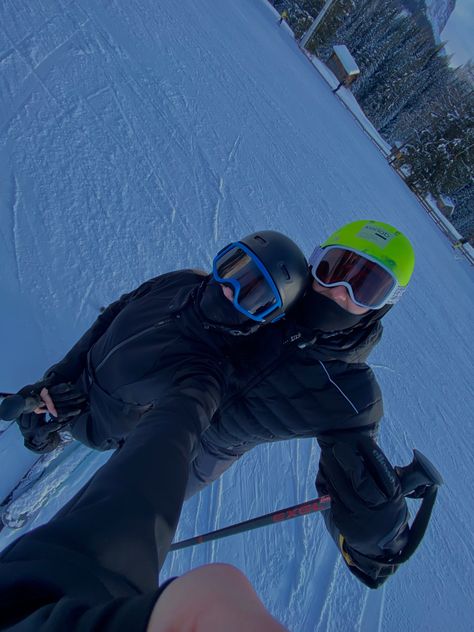 #winter #snow #skiing #pictures #snowphotoideas #winterphotos #photoideas #couple #couplephotos #coupleinspo #friends #coupleaesthetic Bariloche, Pose, Couple, Poses, Snow Couple, Couples, Winter Couple Pictures, Couple Pictures, Fotos