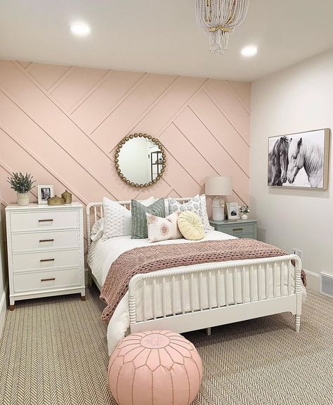 Tween girl bedroom decorating ideas: How to style a pre-teen girl bedroom Pink, Design, Simple Girls Bedroom, Girls Bedroom, Girl Room, Girl’s Room, Kamar Tidur, Girl Bedroom Designs