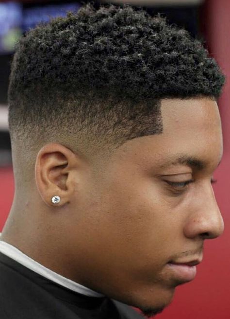 Mens Haircuts Fade, Black Men Haircuts, Black Man Haircut Fade, Haircuts For Men, Black Men Hairstyles, Cool Haircuts, Fade Haircut, Short Hair Cuts For Round Faces, High Fade Haircut