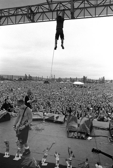 Eddie Veder after climbing the stage's scaffolding and before he swings from his microphone cord during a free show of Pearl Jam on september 20, 1992, in Seattle. Hip Hop, Rock Bands, Punk, Films, Eddie Vedder, Pearl Jam Eddie Vedder, Eddie, Rock And Roll, Film