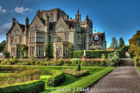 Tortworth Court in Gloucestershire was built between 1848 and 1853 by Lord Ducie. These days it's a hotel and spa complex. Victorian Homes, Victorian Mansions, Castle House, Old Mansion, English Manor Houses, Mansion Exterior, Villa, Mansiones De Lujo, Victorian