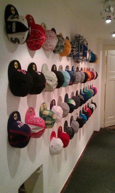 Are you a fan of baseball hats? Snapbacks? Or any other cool caps? You'll definitely love this idea on organizing your caps. Have a look! Tags: snapback, baseball hats, hat organizing, hat rack ideas, DIY hat display, DIY hat rack, hat display ideas Hat Rack, Hat Shelf, Hat Storage, Diy Hat Rack, Hat Organization, Wall Hat Racks, Hat Hanging Ideas, Cap Rack, Ball Cap Storage