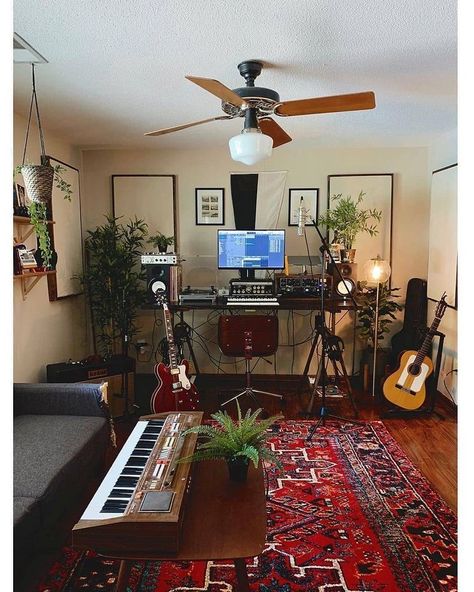 Office Music, Music Room Design, Ideas Habitaciones, Home Music Rooms, Home Studio Ideas, Pelan Rumah, Home Studio Setup, Guitar Room, Recording Studio Design